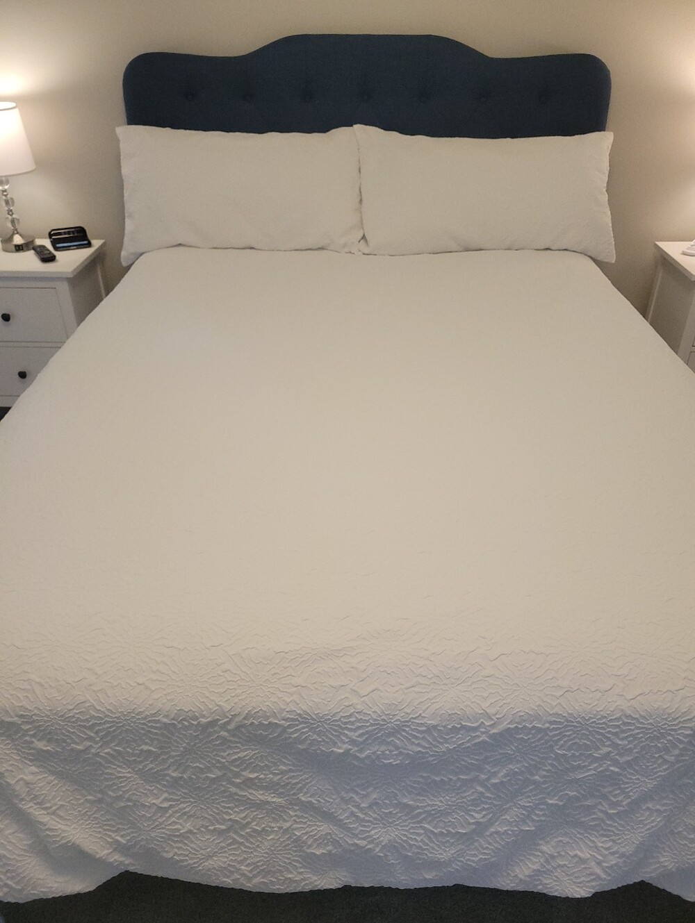 DKNY Chrysanthemum Embossed Design White King Duvet 3 Piece Set New